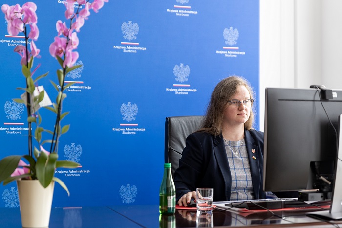 w gabinecie przy biurku i komputerze siedzi Zastępca Szefa KAS Anna Chałupa