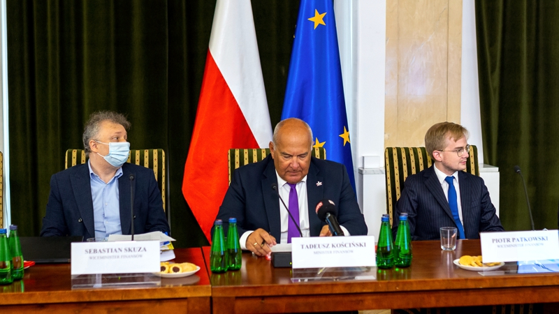 Przy stole siedzą Sebastian Skuza, wiceminister finansów, Tadeusz Kościński, minister finansów, Adam Patkowski, wiceminister finansów