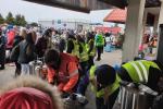 Funkcjonariusze Służby Celno-Skarbowej pomagają uchodźcą na przejściu granicznym