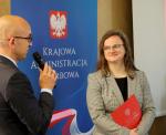 Podsekretarz Stanu, Zastępca Szefa KAS Anna Chałupa odbiera podziękowania z rąk Dyrektora Izby Administracji Skarbowej we Wrocławiu (źródło: IAS Wrocław)