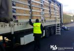 Funkcjonariusz Służby Celno-Skarbowej - dolnośląska Krajowa Administracja Skarbowa (KAS) zatrzymała transport 16 ton odpadów odzieży używanej, który jechał ze Szwajcarii do Polski.