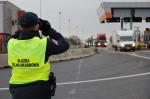 Funkcjonariusz Służby Celno-Skarbowej patroluje samochody na autostradzie