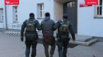 Funkcjonariusze prowadzą podejrzanego do siedziby Dolnośląskiego Urzędu Celno-Skarbowego