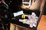 Zdjęcie: wspólna akcja doprowadziła do zabezpieczenia nielegalnych automatów do gier hazardowych, narkotyków i amunicji.