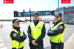 Trójka funkcjonariuszy służby celno-skarbowej we Wrocławiu na wrocławskim lotnisku