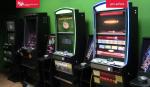 W ciemnym pomieszczeniu nielegalne automaty do gier hazardowych