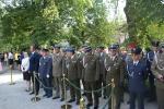 Przy pomniku Rotmistrza Pileckiego zebrani wraz z asystą honorową w godzinie „W