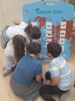 Na zdjęciu dzieci oglądają tablice informacyjną (Źródło: DUCS Wrocław)
