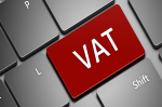 Grafika przedstawia czerwony przycisk klawiatury z napisem VAT.